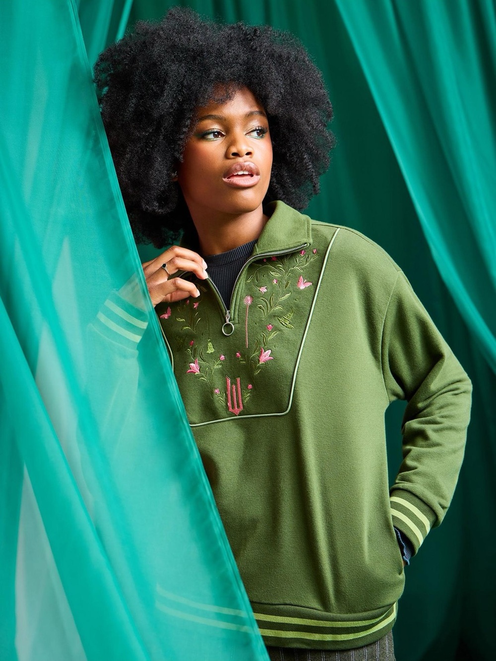 Wicked Movie Official BoxLunch Olive Green Embroidered Quarter Zip Pullover LG